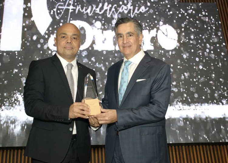 El director del periódico elDinero, Jairon Severino, entrega a Carlos José Martí, presidente de MARTÍ, el reconocimiento por su apoyo y confianza en el medio de comunicación de referencia en economía.