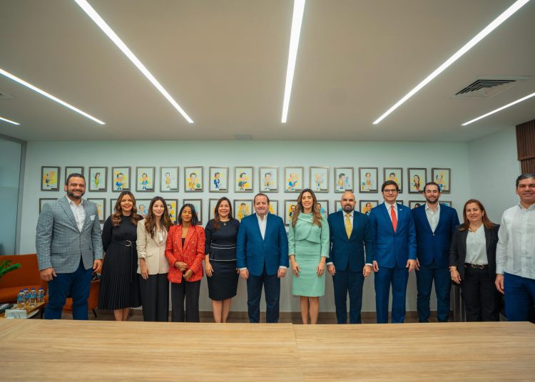 El ministro estuvo acompañado del viceministro de Seguimiento y Coordinación Gubernamental, Luis Madera; la viceministra de Relaciones Institucionales, María del Pilar Cañas; y el director de Gabinete, José Ismael Gómez.