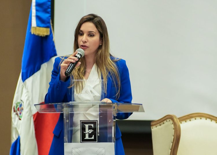 Annerys Meléndez, titular de Acoprovi, se refiere al fideicomiso de viviendas. - Fuente externa.