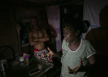 “No hay pan, no hay leche. No tenemos corriente. Los niños no van al colegio porque no desayunan y, cuando van, caminan hasta tres kilómetros porque no hay transporte.