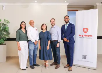 La iniciativa se realiza en alianza entre APAP, los centros educativos Fe y Alegría y la plataforma digital de aprendizaje Mentu.