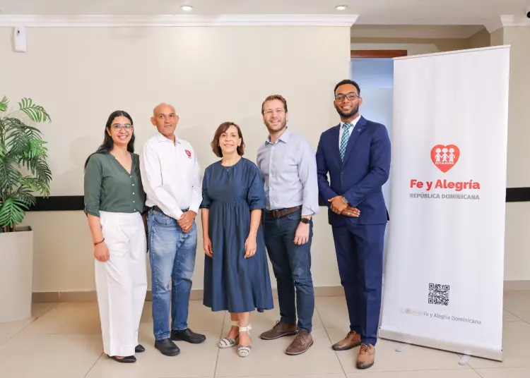 La iniciativa se realiza en alianza entre APAP, los centros educativos Fe y Alegría y la plataforma digital de aprendizaje Mentu.