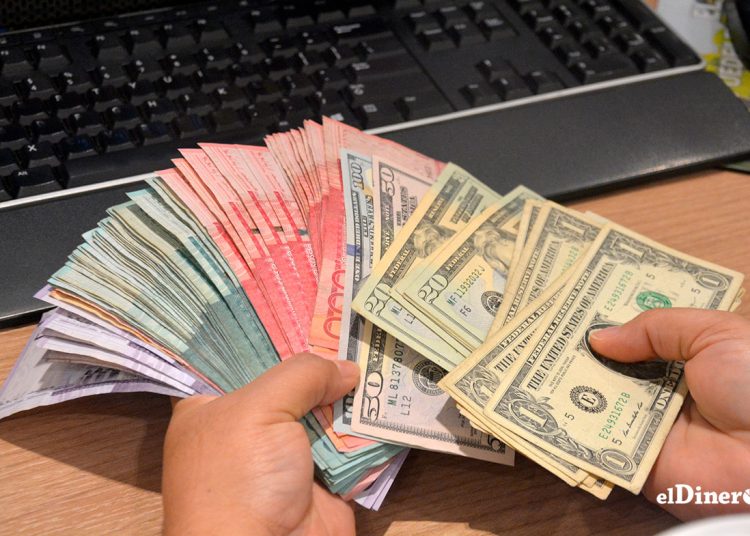 Las cifras oficiales indican que el 72% de los depósitos en el sistema financiero está expresado en pesos dominicanos y el 28% en moneda extranjera. | Lésther Álvarez