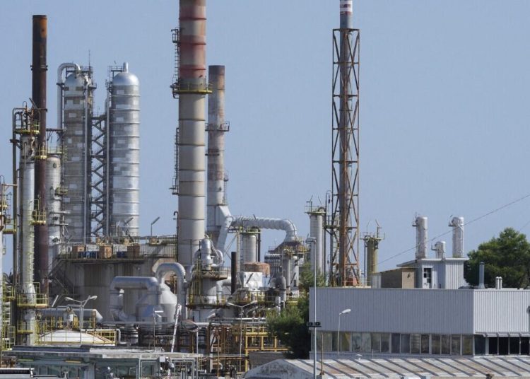 Plataforma petrolera de Arabia Saudí, donde se ha iniciado la reducción de producción para enfrentar los efectos del conflicto en Oriente Próximo.