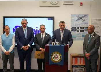 Arajet hizo el anuncio en la escuela Gregorio Luperón en Washington Heights, una comunidad con una gran población dominicana; junto al congresista de Nueva York de origen dominicano, Adriano Espaillat, así como los cónsules dominicanos, Jesús Vázquez y José Santana, de Nueva York y Nueva Jersey, respectivamente.