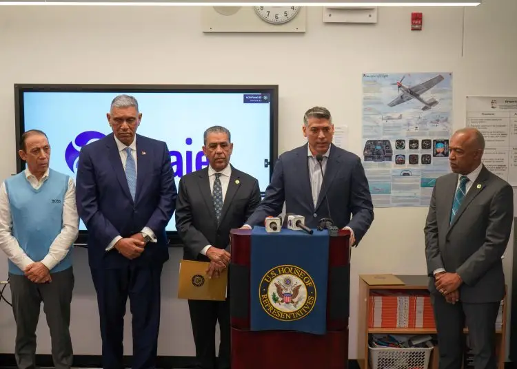 Arajet hizo el anuncio en la escuela Gregorio Luperón en Washington Heights, una comunidad con una gran población dominicana; junto al congresista de Nueva York de origen dominicano, Adriano Espaillat, así como los cónsules dominicanos, Jesús Vázquez y José Santana, de Nueva York y Nueva Jersey, respectivamente.