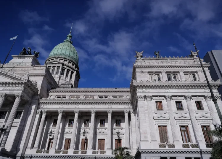 Organizaciones sindicales y de izquierdas han convocado marchas en las inmediaciones de la sede del Congreso de Argentina, en protesta por la previsible aprobación de la Ley de Bases y Puntos de Partida para la Libertad de los Argentinos.