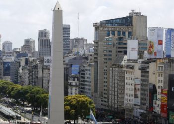 Con respecto a la alta inflación, uno de los principales problemas económicos de Argentina, el organismo prevé una desaceleración tras el alza del 219.9% en 2024, aunque a un ritmo más lento.