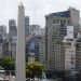 Con respecto a la alta inflación, uno de los principales problemas económicos de Argentina, el organismo prevé una desaceleración tras el alza del 219.9% en 2024, aunque a un ritmo más lento.