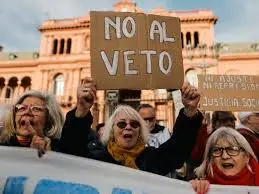 El recorte incluyen la reducción de 50,000 empleos públicos y un ahorro de US$2,000 millones anuales.