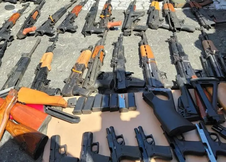 La detección del contrabando fue posible por el uso de los escáneres de rayos x, los cuales visualizaron las armas con precisión. 