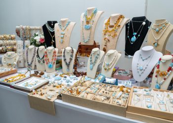 "Productos como el larimar, el ámbar, la cerámica taína, la cestería y las tallas en madera no solo embellecen la experiencia turística, sino que también fortalecen la marca país y promueven el turismo sostenible”, afirmó Riveiro a elDinero.
