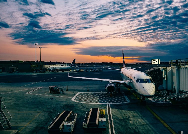 Las aerolíneas efectuarán este año 38.7 millones de vuelos, 1.4 millones menos que las estimaciones anteriores. - Unplash.