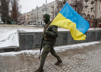 Soldado ucraniano con su bandera - Fuente externa.