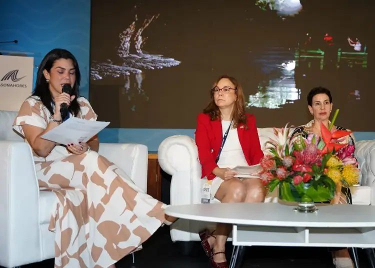 La presidente de la Asociación de Hoteles de Santo Domingo, Yudit García, junto a la directora ejecutiva de esa entidad, Fabeth Martínez, así como Mónika Infante, directora ejecutiva de Aerodom.