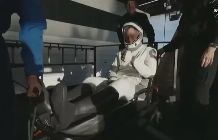 Williams y Wilmore, que durante la extensa misión realizaron diversas actividades científicas, pueden presentar pérdida de masa ósea y muscular, alteraciones en la visión y cambios en el sistema cardiovascular.