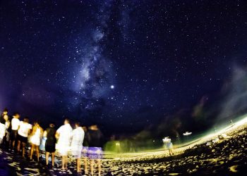 Los turistas disfrutan de un cielo totalmente estrellado durante una observación astronómica en Punta Cana.