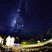 Los turistas disfrutan de un cielo totalmente estrellado durante una observación astronómica en Punta Cana.