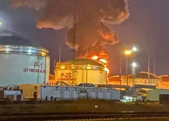 Fueron evacuados los 30 trabajadores que se encontraban en el momento del ataque y no se comunicó ningún herido.