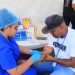 Uno de los problemas más críticos del sistema de salud actual es el desperdicio en salud, el cual incluye la repetición de pruebas innecesarias y la falta de coordinación en el cuidado del paciente.