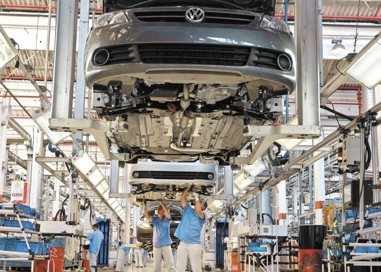 En noviembre, se fabricaron 203,000 automóviles, 3,000 más que en el mes anterior, y en diciembre se producirán 205,000. - Fuente externa.