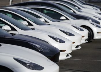 En el mercado de VE de gama alta, que todavía domina Tesla con el 50% de las ventas, el 70.1% de los consumidores tiene una opción eléctrica comparable a la que pueden encontrar en el de vehículos de gasolina.