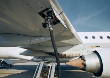 La economía dominicana depende significativamente del turismo internacional, debido a la prolongada estadía de los visitantes en comparación con otros destinos. Sin embargo, señaló que uno de los principales desafíos radica en los vuelos de larga distancia, especialmente en relación con el costo del combustible.