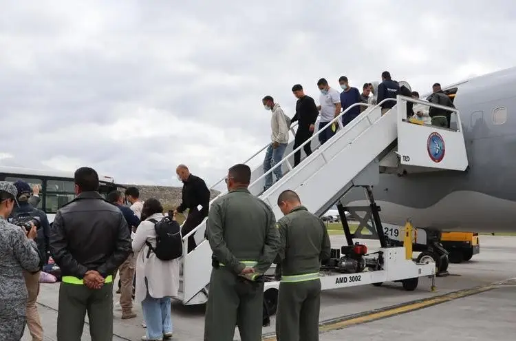 La llegada de estos vuelos ocurre tres días después de que el presidente colombiano, Gustavo Petro, no permitiera el aterrizaje en el país de dos vuelos del Gobierno estadounidense con deportados.