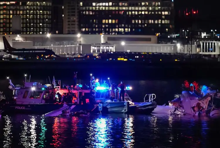 El patinador estadounidense Jon Maravilla declaró a RIA Nóvosti que entre los pasajeros del avión siniestrado había 14 patinadores, sin contar los entrenadores y sus familias.