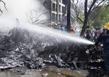 Los equipos de emergencia que trabajan en la zona del siniestro no han encontrado de momento rastro de supervivientes.