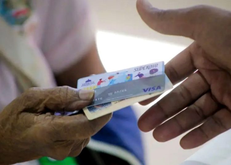 “Los programas de subsidio social con un mayor número de personas beneficiarias son Aliméntate y Bonogás, con 1,497,183 (RD$29,590 millones) y 1,330,397 (RD$7,478 millones) beneficiarios, respectivamente”, destaca el informe.