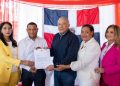 Bautista, entregó este viernes dos certificaciones de fondos al Ayuntamiento del municipio de Las Charcas, provincia Azua.