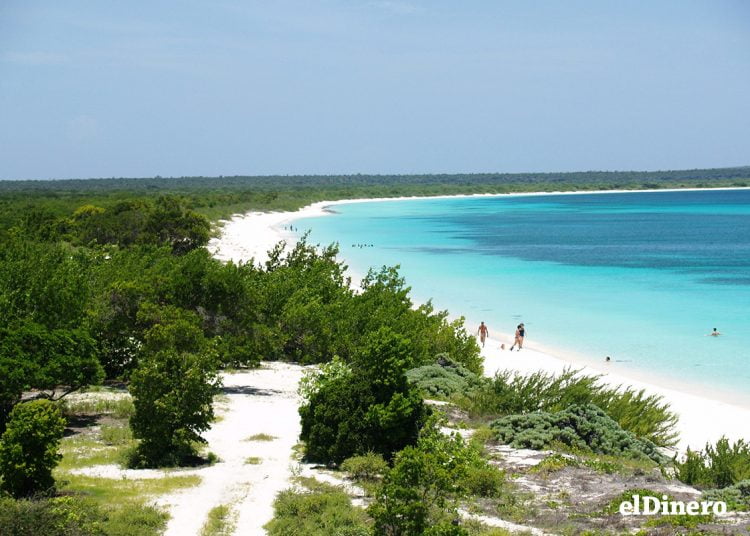 Bahía de las Águilas, playa, turismo, turismo interno