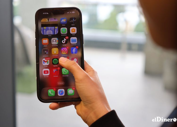 A través de las redes sociales hay conectividad social y empresarial.