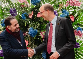 Presidente del Consejo de Administración Banco Ademi, Raúl Lluberes y Michael Jongeneel, Chief Executive Officer – FMO. Fuente externa.