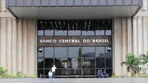 En el informe divulgado este jueves el Banco Central prevé que Brasil terminará 2025 con una inflación interanual del 4.9%.