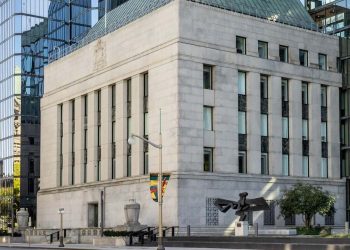 Banco de Canadá advierte que seguirá evaluando el impacto del conflicto en Oriente Medio sobre la economía y los precios.