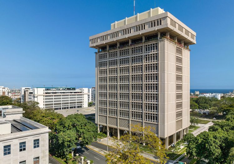 El Banco Central resalta el peso que tienen las remesas en la estabilidad de la moneda dominicana.