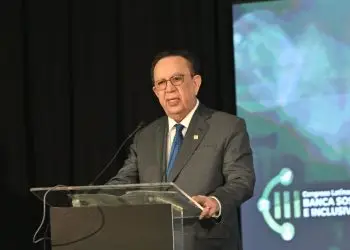 Valdez Albizu destaca que, en marzo de 2025, la banca múltiple alcanzó una rentabilidad sobre el activo (ROA) de 2.8%, en tanto que la rentabilidad sobre el patrimonio (ROE) fue de 24.8%.