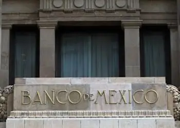 Banxico anunció como riesgos al alza la depreciación cambiaria, las disrupciones por conflictos geopolíticos o políticas comerciales.