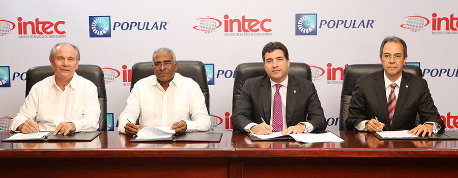 Alfonso Casasnovas y Rolando M. Guzmán, directivos de Intec, junto con los representantes del Grupo Popular Christopher Paniagua y José Mármol, durante la firma del acuerdo.