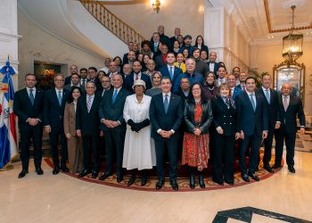 Directivos del Banco Popular junto con periodistas dominicanos que cubren las actividades del Fitur 2026.