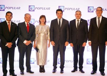 De izquierda a derecha, los señores David Llibre, Frank Rainieri, Jessica Simpson, David Collado, Zurab Pololikashvili y Juan Manuel Martín de Oliva.