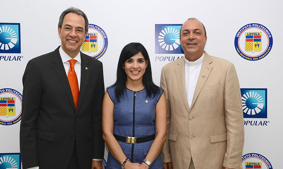 José Mármol, vicepresidente ejecutivo de Relaciones Públicas y Comunicaciones del Banco Popular; Mariel Bera, vicepresidente del Área de Relaciones Públicas, y el reverendo padre José Núñez, rector del Instituto Politécnico Loyola.
