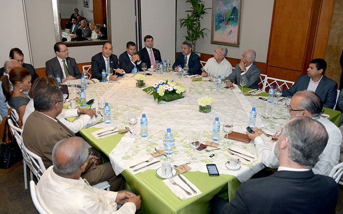 El administrador del Banco de Reservas encabezó un encuentro con editores de economía.