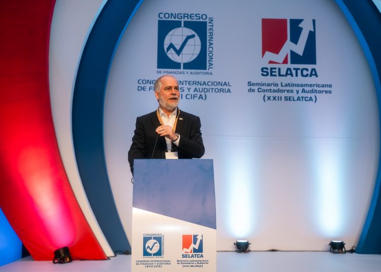 Alejandro Fernández Whipple, superintendente de Bancos.