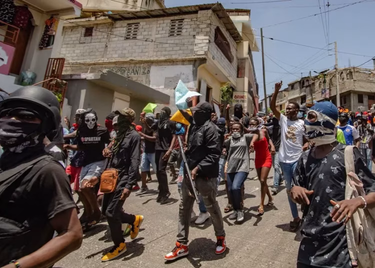 Tampoco el transporte público funcionó a pleno rendimiento y el pequeño comercio marchó a un ritmo bajo.