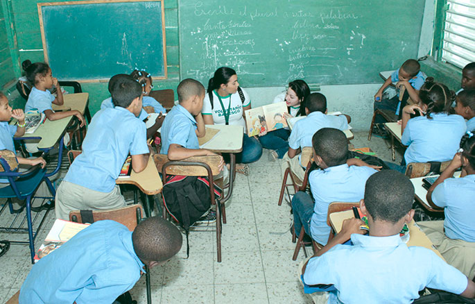 Gran parte de los programas con la comunidad consisten en el voluntariado de los colaboradores del banco, quienes dedican su tiempo para educar a niños y adultos.