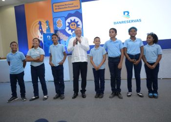 El presidente ejecutivo de Banreservas, Leonardo Aguilera, junto a estudiantes del centro educativo Profesor Ángel Rivera, en el taller Puedo realizado en Azua.