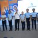 El presidente ejecutivo de Banreservas, Leonardo Aguilera, junto a estudiantes del centro educativo Profesor Ángel Rivera, en el taller Puedo realizado en Azua.